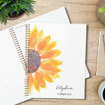 Agenda Sunflower Personalizado 2024<br><div class="desc">Este simples e na moda Planner é decorado com um girassol amarelo. Facilmente personalizável com seu nome e ano. Use a opção Personalizar mais para alterar o tamanho, o estilo e a cor do texto. Porque nós criamos a nossa trabalho de arte, você não encontrará esta imagem exata de outros...</div>