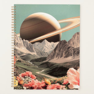 Agenda Surreal Saturno Sobre Vale De Montanha