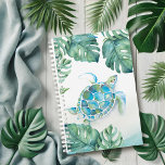 Agenda Tartaruga Tropical de Cores Aquáticas<br><div class="desc">Planeador costeiro apresenta a minha tartaruga marinha de cor d'água flamingo e as folhas de palma monstera em matizes tropicais exuberantes. Perfeito para planejar os dias da semana ou para o fazer dos seus planos de casamento. Também faz um grande presente para o Dia das Mães Para ver mais planejadores...</div>