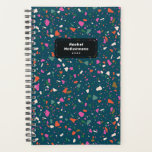 Agenda Teal Blue Terrazzo Planner com nome e ano<br><div class="desc">Comece o seu ano de folga no pé direito com este planejador personalizado e dinâmico de semana e mês com um padrão de novos pisos de terrazzo em um fundo verde azul-lacrimogêneo. Não se esqueça de personalizar a frente com o ano e o nome de sua escolha!</div>