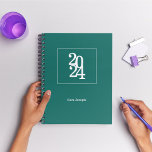 Agenda Teal Minimalista Simples 2024 mensalmente<br><div class="desc">O Simples Planejador Elegante Minimalista do Teal é perfeito para usos cotidianos, funcionários de escritório, planejadores de eventos ou para qualquer uso profissional e pessoal. Sua design é elegante, mínima, simples, elegante, moderna e perfeita aparência corporativa. Vem com um ano e um nome personalizáveis, uma maneira perfeita de personalizá-lo. Este...</div>