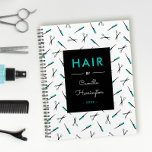 Agenda Tesoura Branca de Teto e Combs - Lista de Cabelos<br><div class="desc">Planeador espiral ou livro de marcação em preto,  branco e turquesa com um padrão de tesouras e pentes contra um fundo branco. Pêssego,  e adicione seu nome e o ano,  em turquesa e branco.</div>