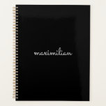 Agenda Texto do nome de script personalizado preto simple<br><div class="desc">Simples e fofo nome de script personalizado, texto, monograma ou planejador personalizado de ano. Texto branco personalizado sobre fundo preto. Todas as cores são editáveis. Verifique o resto da coleção Projetos Brighton para obter itens de correspondência e coordenação. Sinta-se livre para enviar uma mensagem para perguntas ou ajuda do design....</div>