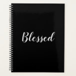 Agenda Texto elegante de script personalizado preto abenç<br><div class="desc">Bênçados textos personalizados preto e branco caligrafia texto moderno de gratidão elegante Planejador. Texto branco personalizável sobre fundo preto de cores sólidas. As cores são editáveis. Você pode optar por deixá-lo como está,  ou personalizá-lo com seu nome,  iniciais,  ano,  etc.,  diário de reconhecimento diário,  diário pessoal.</div>