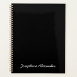 Agenda Texto manuscrito preto simples e giro<br><div class="desc">Simples preto e branco preto e giro branco, nome de script casual manuscrito, texto, monograma ou Planejador personalizado do ano. Texto branco personalizado sobre fundo preto de cor sólida e clara.</div>