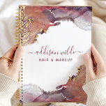 Agenda Tinta De Aquarela Líquida De Arte Moderna Roxa E D<br><div class="desc">Infusamos sua rotina de planejamento com a beleza da arte moderna usando este design de tinta aquosa de cor líquida roxa e dourada. Ideal para mulheres empresárias, cabeleireiros e maquiadoras, este planejador combina elegância sem problemas com praticidade. O único trabalho de arte de tinta aquosa traz um toque de luxo...</div>