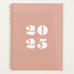 Agenda Típica de na moda de ano moderno, cor-de-rosa e po<br><div class="desc">Números de tipografia moderna e cor-de-rosa empoeirada minimalista e branca e na moda,  figuras personalizadas do ano Planner. Texto branco personalizado,  números,  fundo comum cor-de-rosa poeirento. Você pode personalizá-lo com suas iniciais,  monograma,  ano,  etc ou simplesmente apagar o texto,  e deixar a cor preta sólida.</div>