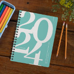 Agenda Tipografia Azul Teal 2024<br><div class="desc">Planeador anual minimalista com fundo azul lacrimogêneo,  o ano "2024" em um grande design de fonte serif,  e seu nome.</div>