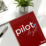 Agenda Tipografia de esposa piloto e avião simples, minim<br><div class="desc">Tipografia 'Pilot Wife' com um avião azul no final da palavra e um coração vermelho acima da letra i. Esta é uma design simples e minimalista. Contacte-me para mais alterações. Obrigados para visitar nossa loja! Copyright Soar em Style Design LLC.</div>