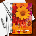 Agenda Torneiras Vibrantes Monogramadas<br><div class="desc">Seu monograma e nome próprio em letra chic numa foto de margaridas vibrantes em amarelo,  rosa quente e vermelho em um planejador personalizado. Ideal para você mesmo ou um presente excelente para qualquer ocasião.</div>