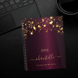 Agenda Torres de ouro borgonha nome elegante 2025<br><div class="desc">Um fundo burlando escuro, decorado com estrelas sujas dourando. Personalize e adicione um nome e um título. O nome é escrito com um script estilo escrito à mão, ouro moderno, com traços. Perfeito para a escola, o trabalho ou a organização da sua vida pessoal/familiar. Para manter as hastes, exclua apenas...</div>