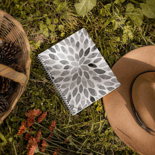 Agenda Traços de pincel preto e branco com aquarela (Criador carregado)