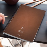 Agenda Trendy Brown Leather Modern Monogramas Semanalment<br><div class="desc">Planeador semanal simples,  moderno,  apresentando um monograma moderno sobre um cobrir de imagem de textura de couro. A tipografia moderna de sans serif arredondada dá uma elegante sensação casual. O Planejador inclui revisões mensais e planilhas de planejamento semanais.</div>
