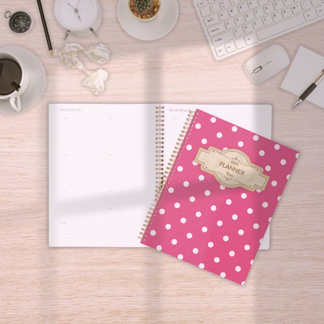 Agenda Vermelho Dotty Delight (Dotty Delight Red Planner on the desk. )