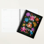 Agenda Vida ao Vivo no Bloom de Cheio Floral | Nome<br><div class="desc">Este lindo e colorido planejador apresenta um design floral desenhado manualmente em magenta / fuchsia rosa, laranja, ouro amarelo, roxo, azul e verde sobre um fundo de cor personalizado (mostrado em preto). O texto lúdico e moderno diz: "Vida ao vivo no cheio" em branco, e um modelo de texto está...</div>