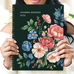 Agenda Vintage Garden Botanical Custom Name Floral<br><div class="desc">Este belo design mostra um arranjo exuberante de flores de jardim inspiradas na safra em tons cor-de-rosa, azuis, creme e coral, colocados contra um fundo verde profundo. Personalizado com um nome personalizado e no ano de 2025, oferece elegância e sofisticação do eterno. Perfeito para entusiastas da natureza, amantes de jardins,...</div>