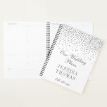 Agenda Vintage Glam Silver Confetti Casamento<br><div class="desc">Prepare-se para o seu grande dia em estilo com este elegante e muito tenente planejador de casamento. A design é fácil de personalizar com seus próprios nomes e data de casamento e você pode manter todas suas ideias designs, informações importantes de casamento e muito mais em segurança juntas neste planejador...</div>
