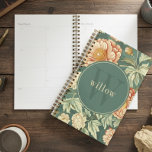 Agenda Vintage Sage Floral William Morris Monograma<br><div class="desc">Este simples, mas elegante design apresenta um elegante William Morris inspira um padrão de tapeçaria floral em verde-sábio, pêssego e creme. Mantenha seu cronograma e compromissos com estilo. Adicione um nome para personalizá-lo. Faz um Natal excelente ou um presente Dia de as mães. Criado pela imprensa simplesmente de farmácia.</div>