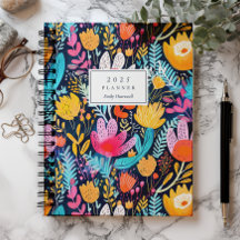 Vívida Mão Pintada Floral Turquesa Monograma 2025