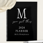 Agenda Você Tem Este Monograma 2024 Nome Inicial Preto<br><div class="desc">Você Tem Este Monograma,  Nome Inicial,  Preto e Branco. Mantenha-se organizado para o ano que vem com esse design motivacional com uma citação encorajadora,  em um roteiro informal sob seu prato inicial em branco sobre um fundo preto. Personalize com o ano e seu nome.</div>