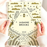 Agenda Whimsical Mountain Adventure 2025 Nome Personaliza<br><div class="desc">Embarque em uma jornada de organização e maravilha com esse planejador caprichoso. Apresentando uma cena de montanha cativante com corujas, árvores e um caminho de enrolamento, este planejador convida vocês a explorar as profundezas da sua imaginação. Imagine-se juntando seus sonhos e compromissos em meio a essa paisagem encantadora. Personalize-o com...</div>