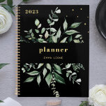 Agenda Wild Greenery | Preto Elegante<br><div class="desc">Este planejador botânico na moda de 2023 apresenta um quadro de folhas verdes em aquarela abundantes sobre um fundo preto escuro com textos elegantes,  elegantes e coloridos dourados e sotaques.</div>