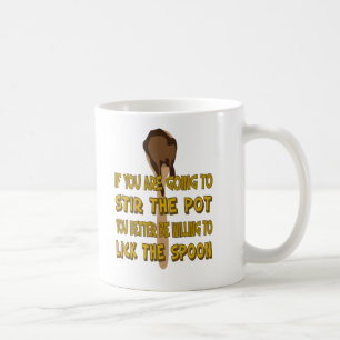 Agite o pote lambem a caneca da colher