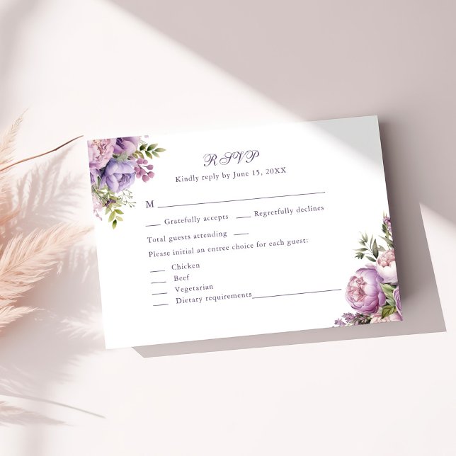 Agradecimento Boho Lilac Peonies & Wildflower Cartão RSVP de Cas (Boho Lilac Peonies & Wildflowers Wedding RSVP Card on a sunny white table.)