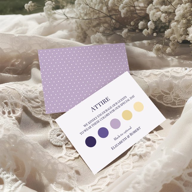 Agradecimento Cartão de Código de Vestido de Lavanda de Boho (Boho Lavender Wedding Attire Guest Dress Code Card on a sunny boho wedding table.)