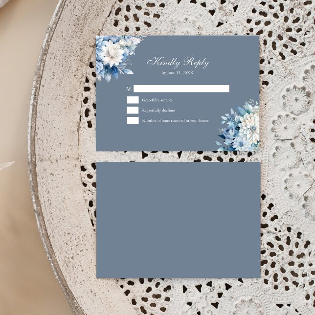 Agradecimento Cartão RSVP de Casamento de Flores Selvagens Azuis (Modern Dusty Blue Wildflowers Wedding RSVP Card on a boho plate.)