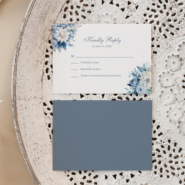 Agradecimento Cartão RSVP de Casamento de Flores Selvagens Azuis (Modern Dusty Blue Wildflowers Wedding RSVP Card on a neutral boho plate.)