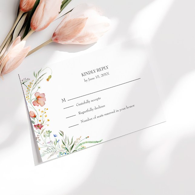 Agradecimento Cartão RSVP de Casamento de Prado de Flor Selvagem (Colorful Wildflower Meadow Wedding RSVP Card on a white table with tulips)