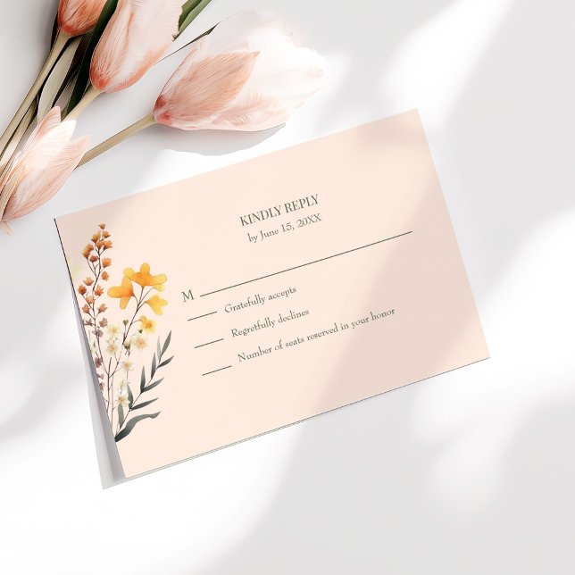 Agradecimento Cartão RSVP de Casamento de Prado de Flor Selvagem (Peach Fuzz Wildflower Meadow Wedding RSVP Card on a sunny white tabel with pale pink flowers.)