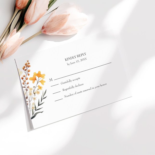 Agradecimento Cartão RSVP de Casamento de Prado de Flor Selvagem (Peach Wildflower Meadow Wedding RSVP Card on a sunny table with pale pink flowers.)