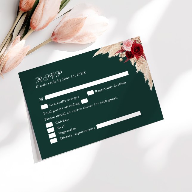Agradecimento Cartão RSVP de Casamento de Rosas Tropicais Emeral (Emerald Green Tropical Roses Wedding RSVP Card on a sunny table with pale pink flowers.)