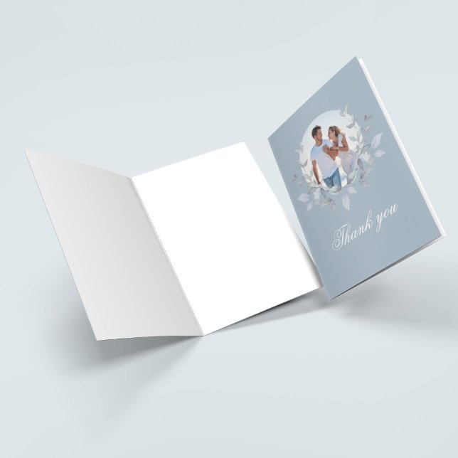 Agradecimento de Casamento com Foto em Monograma A (Dusty blue folded wedding thank you card with photo wreath and elegant script lettering)