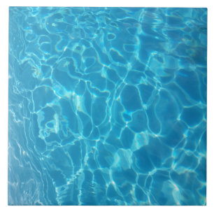Água de Piscina Azul Céu Cristalino