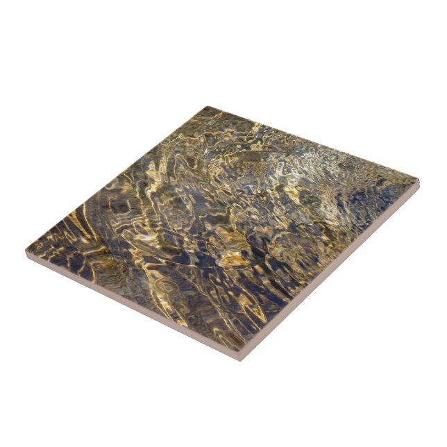 Água dourada 2 da fonte (Lateral)