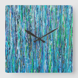 Água sob o relógio da parede da ponte