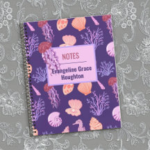 Água-viva do oceano e conchas roxas