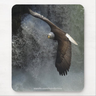 Águia americana do vôo & cachoeira Mousepad
