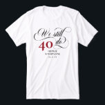Ainda fazemos Suavemente 40º Aniversário de Casame<br><div class="desc">Elegante Ainda fazemos camiseta do 40º aniversário de casamento com um roteiro suave, o número de anos que você foi casado, e seus nomes e data de casamento. Ainda fazemos t-shirt para celebrar o teu aniversário de casamento e renovar os nossos votos. Ainda fazemos camiseta do 40º aniversário com 40...</div>