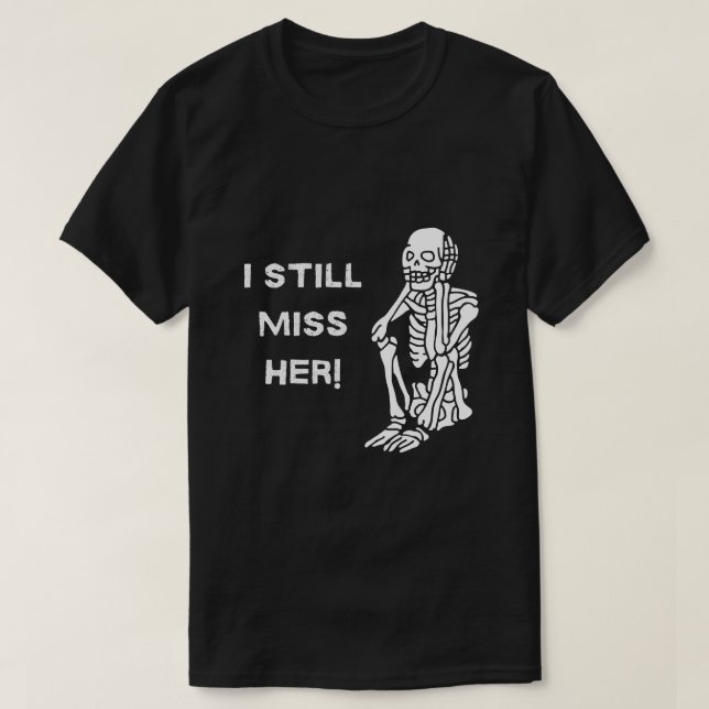 "Ainda sinto falta dela" Skeleton, Camiseta Preta  (Frente do Design)