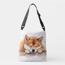 shiba ficando com uma bolsa de corpo cruzado bicol