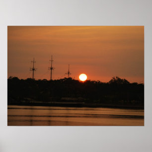 Ajuste de Sun atrás do poster do navio de pirata