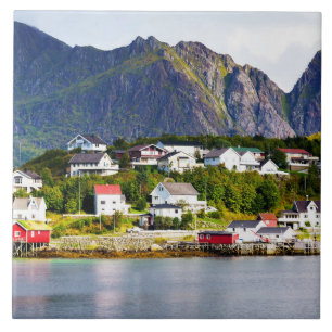 Aldeia de Lofoten Norway Reine sob o céu azul enso