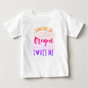 Alguém Em Oregon Me Ama A Camisa Do Bebê