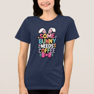 Algum coelhinho Precisa de Café Camiseta de Páscoa