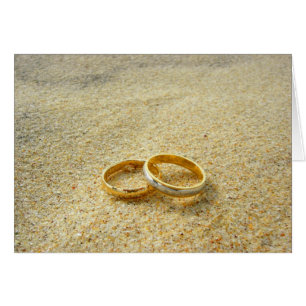 Alianças de casamento no modelo do cartão vazio
