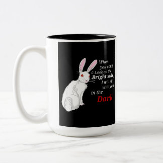 Alice no País das Maravilhas canta caneca